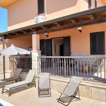 فيلة 65 Seafront With Private Pool